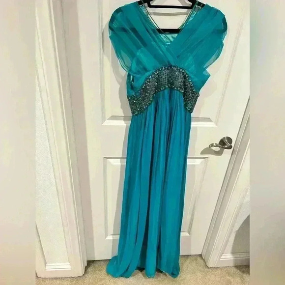 Cachè short sleeve fancy dress, with beaded around the waist and and collar. - Picture 4 of 7